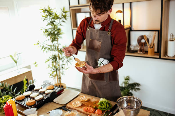 istock Preparing mouth-watering hamburger with sauce 1471727613