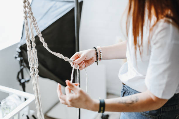 istock Young woman talor weaving macrame cloth 1471731694