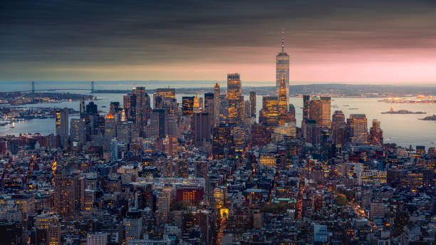 skyline de nova york no final do pôr do sol - aerial view manhattan new york city new york state - fotografias e filmes do acervo