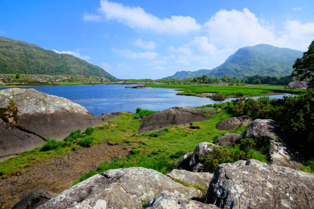 lago superior e picos no parque nacional de killarney, irlanda - upper view - fotografias e filmes do acervo