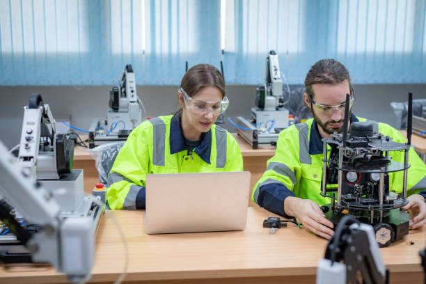 Engineer team learning and analyzed to develop automation welding robot machine is artificial intelligent industrial system automate monitoring Hi-technology industry manufacture concept. equipo de ingenieros de aprendizaje y analizado para desarrollar la máquina robótica de soldadura de automatización es un sistema industrial inteligente artificial que automatiza el monitoreo del concepto de fabricación de la industria de alta tecnolog