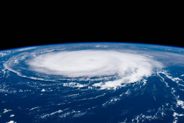 la foto dell'uragano è stata scattata dallo spazio. elementi di questa immagine forniti dalla nasa. - occhio del ciclone foto e immagini stock