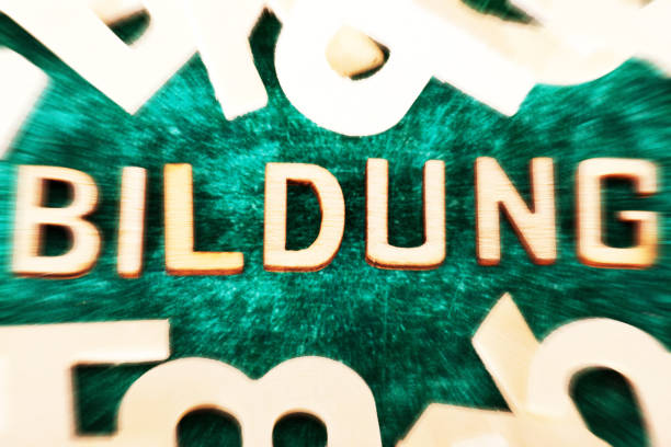 Hintergrund aus verschiedenen Buchstaben und das Wort Bildung