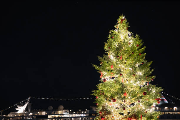 istock Illuminated christmas tree and christmas decorations. 1471807392