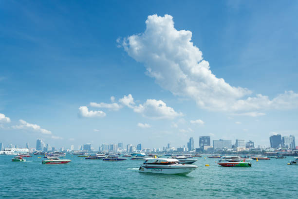 um monte de barcos em bali hai bay em pattaya chonburi do sul, tailândia. - bali hai - fotografias e filmes do acervo