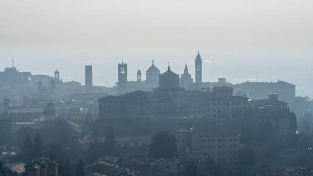 bergamo, itália. incrível paisagem aérea da cidade velha. umidade e poluição no ar. temporada de outono. hora da manhã. bérgama, uma das cidades mais bonitas da itália - smog city pollution town - fotografias e filmes do acervo