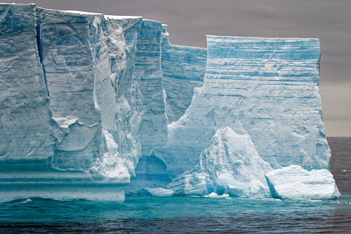 Antártida - Iceberg tabular en el estrecho de Bransfield photo