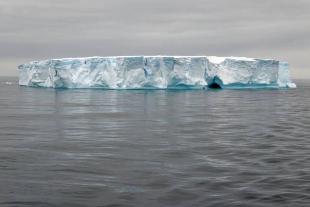 istock Antartica - Tabular Iceberg in Bransfield Strait 1471823681