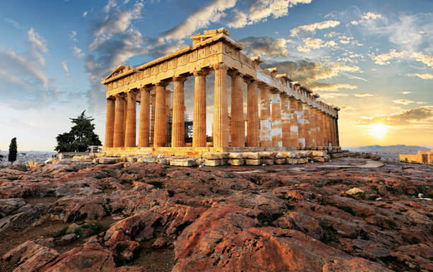 athen - akropolis mit parthenon bei sonnenuntergang, griechenland - greece acropolis parthenon athens greece stock-fotos und bilder