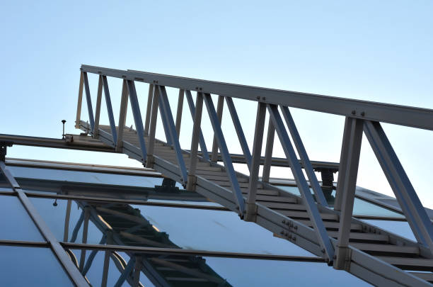 aluminium-fußgängerbrücke zum waschen von fenstern über dem oberlicht. vereinfacht das waschen von großen gewächshäusern und galerien mit deckenfenstern. die leiter kann über die schienen bewegt werden, blauer himmel, kelle - architecture roof aluminum sheet industry stock-fotos und bilder