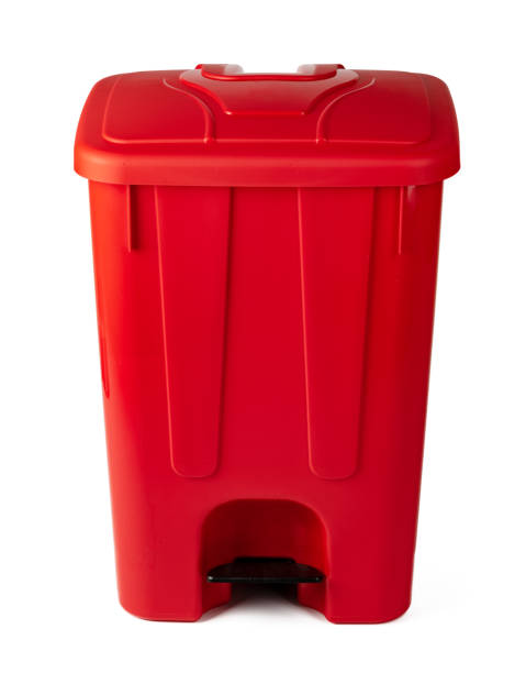 istock A red recycle bin isolated on white background 1471838370