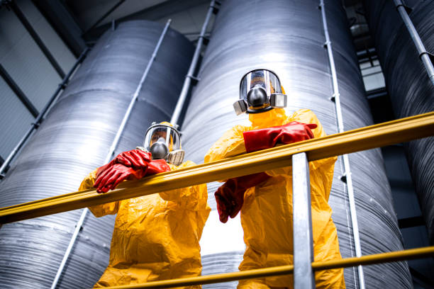 interior de fábrica de productos químicos y trabajadores con máscaras antigás. - chemical worker fotografías e imágenes de stock