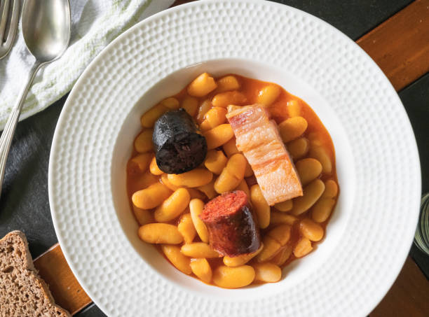 vista superior desde arriba de un plato tradicional de frijoles guisados. fabada asturiana - spanish cuisine fotografías e imágenes de stock