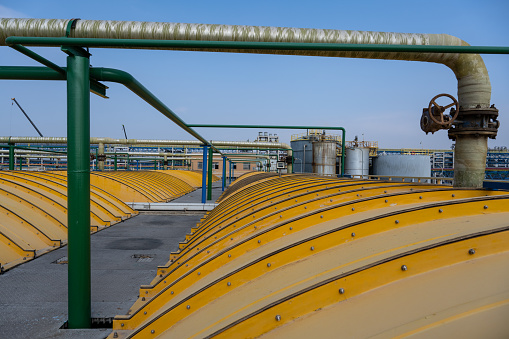 Treatment tank platform of chemical plant