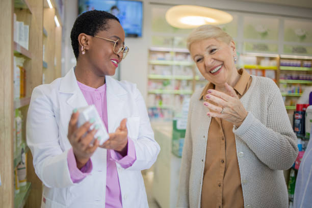 istock Senior woman at the pharmacy 1471871301
