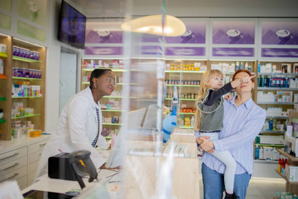 istock Mother and daughter at the pharmacy 1471871353