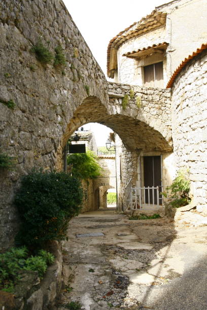 balazuc, uma vila medieval, setembro de 2022 - fan vaulting - fotografias e filmes do acervo