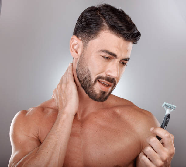 Razor, beauty or man in studio to shave beard in grooming marketing razor hair care products. Self care, studio background or healthy male model shaving for good skincare in morning routine treatment razor, belleza u hombre en estudio para afeitarse la barba en el aseo de marketing de productos para el cuidado del cabello con maquinilla de afeitar. cuidado personal, antecedentes de estudio o afeitado de modelo masculino saludable para un buen cuidado d