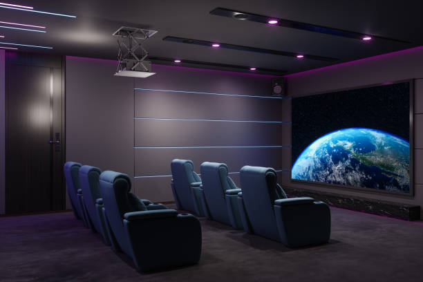 sala privada de cine en casa con pantalla de proyección, sillas de cine, altavoces e iluminación de neón - espacio masculino fotografías e imágenes de stock