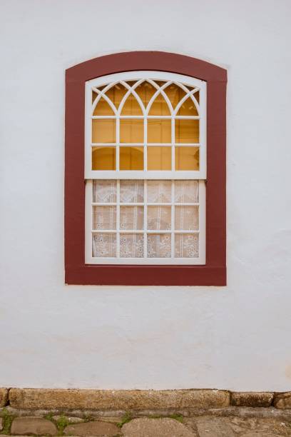 paraty, brasil. janela colorida com cortina de renda da antiga casa do período colonial no centro histórico. - colonial style - fotografias e filmes do acervo