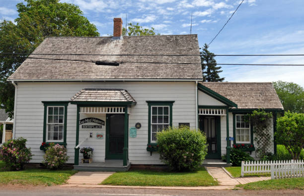 Author Lucy Maud Montgomery's birthplace in PEI New London, PE, Canada, June 21, 2017: Lucy Maud Montgomery, author of Anne of Green Gables, was born in this modest house in New London, PEI, in 1874. It's now open to the public as a museum. lucy maud montgomery photos stock pictures, royalty-free photos & images