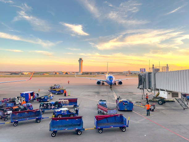 avión de pasajeros de southwest airlines llegando al edificio de la terminal en el aeropuerto de austin, texas - austin airport fotografías e imágenes de stock