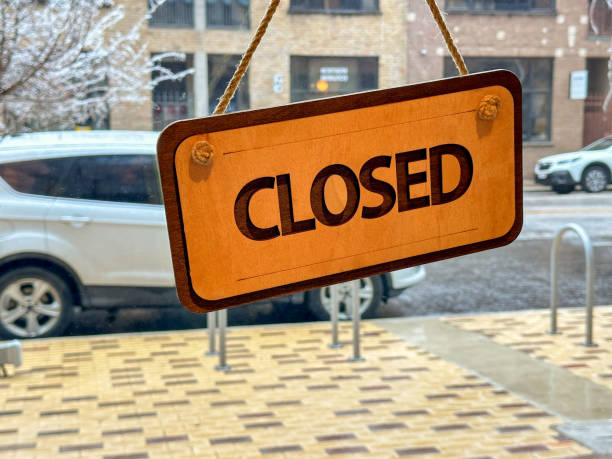 cartello chiuso all'interno della porta di una caffetteria - closed sign hanging string foto e immagini stock