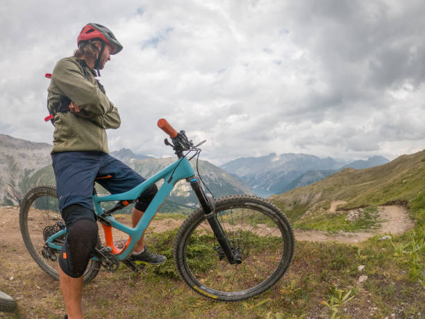istock Man mountain biker contemplates the mountain view 1471902793