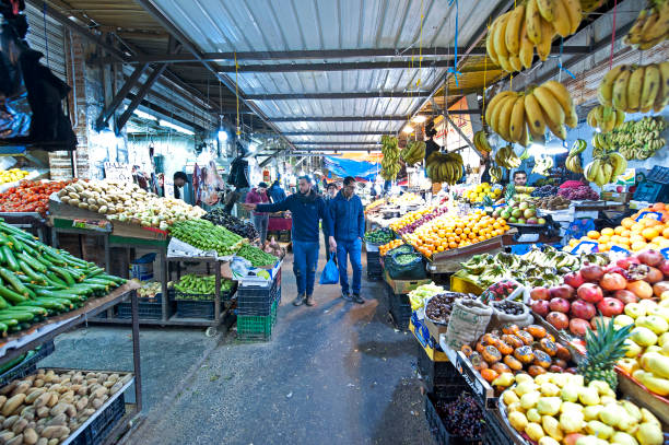 mercato ortofrutticolo coperto, il souk, centro di amman, giordania - jordan amman market people foto e immagini stock