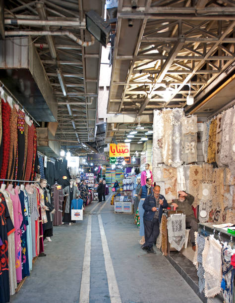 sala giochi di abbigliamento, il suk, centro di amman, giordania - jordan amman market people foto e immagini stock