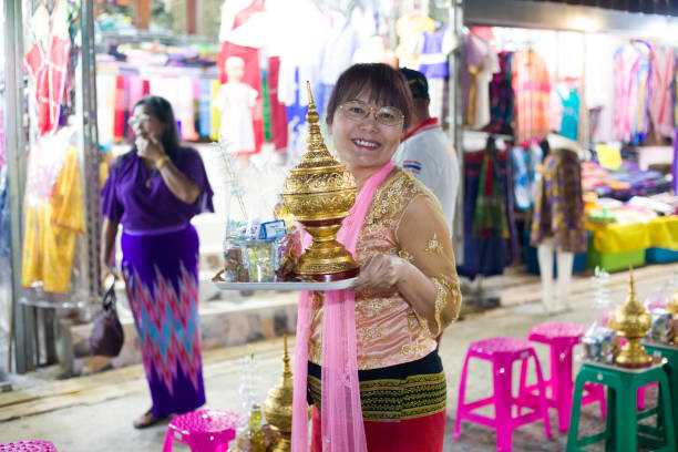 captura da mulher tailandesa sorridente de cheerul na cerimônia do dia de makha bucha em sangkhla buri - true thailand classic - fotografias e filmes do acervo