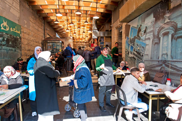 überdachte fast-food-spielhalle, the souk, stadtzentrum von amman, jordanien - jordan amman market people stock-fotos und bilder