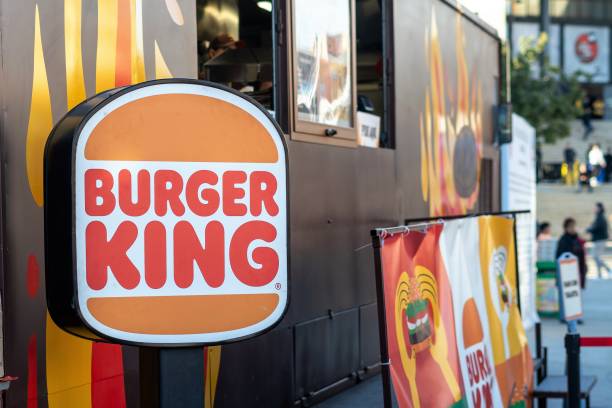 logotipo de burger king, bk, una cadena estadounidense de comida rápida con sede en miami, florida, fundada por james mclamore y david edgerton. - intellectual property brand name branding symbol fotografías e imágenes de stock