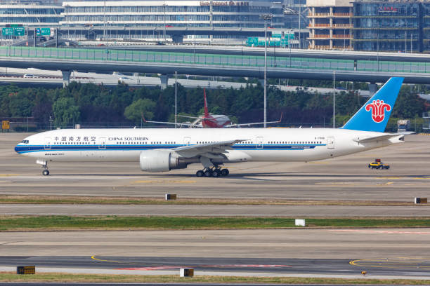 china southern airlines boeing 777-300er aereo shanghai hongqiao aeroporto in cina - 11088 foto e immagini stock