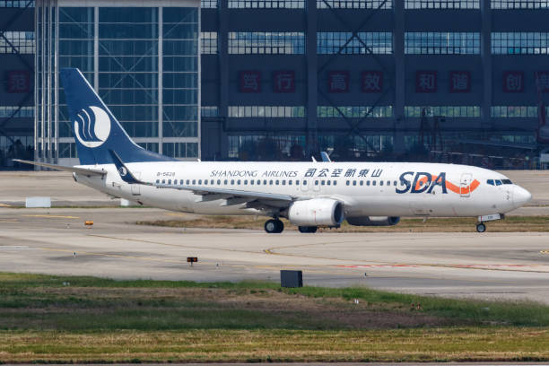 sda shandong airlines boeing 737-800 aereo shanghai hongqiao airport in cina - 11091 foto e immagini stock
