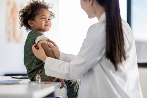 boy receiving a vaccination - vacina imagens e fotografias de stock