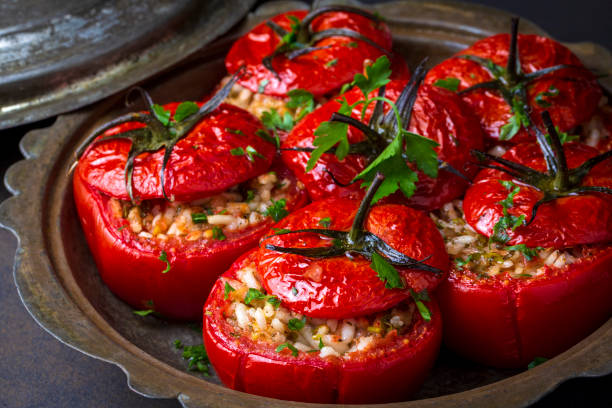 traditionelles türkisches essen; gefüllte tomaten mit olivenöl gefüllt mit reis. türkischer name; dominiert dolmasi - stuffed tomato stock-fotos und bilder