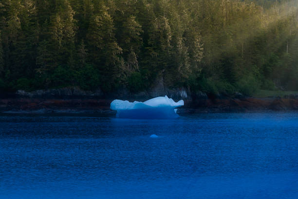 アラスカの大きな氷山を照らす太陽光線 - glacier alaska iceberg melting ストックフォトと画像