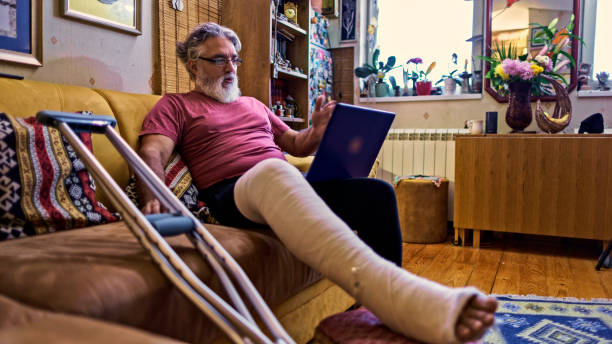 istock Man with an injured leg in a cast 1471957253