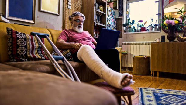 istock Man with an injured leg in a cast 1471957293