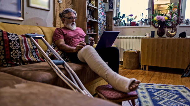 istock Man with an injured leg in a cast 1471957321