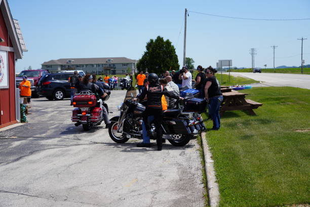 los motociclistas harley davidson de apoyo del fond du lac, wisconsin, se reunieron para su paseo anual. - editorial crowd driver people fotografías e imágenes de stock