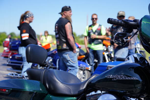 motocykliści harley davidson wspierają kierowców fond du lac w stanie wisconsin, którzy wspólnie wyruszyli na coroczną przejażdżkę. - patriotism american flag flag retro revival zdjęcia i obrazy z banku zdjęć