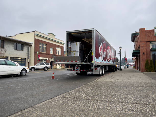 vista de un camión de distribución de dr. pepper estacionado al costado de la carretera en la ciudad. - raspberry soda fotografías e imágenes de stock