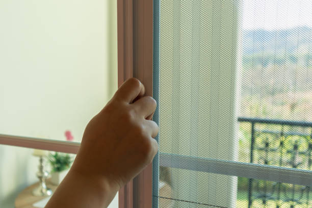 mão segurar pregado mosquiteiro cabo tela de arame na janela da casa - netting - fotografias e filmes do acervo