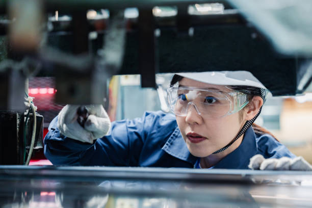 istock A female technician maintaining and inspecting machinery 1471990735