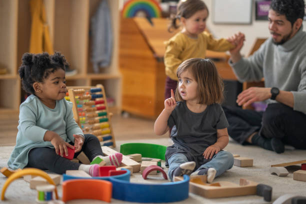 게임하기, 블록 - preschooler child playing latin american and hispanic ethnicity 뉴스 사진 이미지