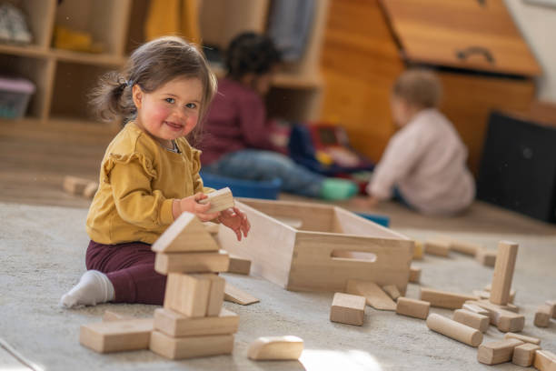 little girl playing with blocks - criança de 1 a 2 anos imagens e fotografias de stock
