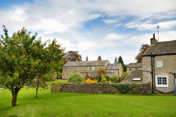 beatiful view of airton, a small village in the craven district of north yorkshire, england. - yorkshire gate yorkshire dales village imagens e fotografias de stock