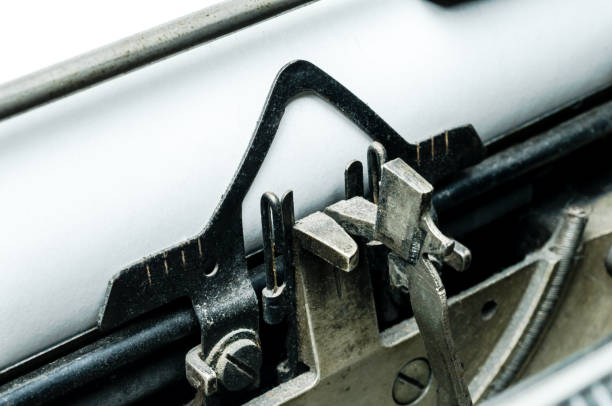 detalhe de máquina de escrever vintage, objeto interessante, mistura de arte, cultura e engenharia histórica. - haste de tecla de máquina de escrever - fotografias e filmes do acervo